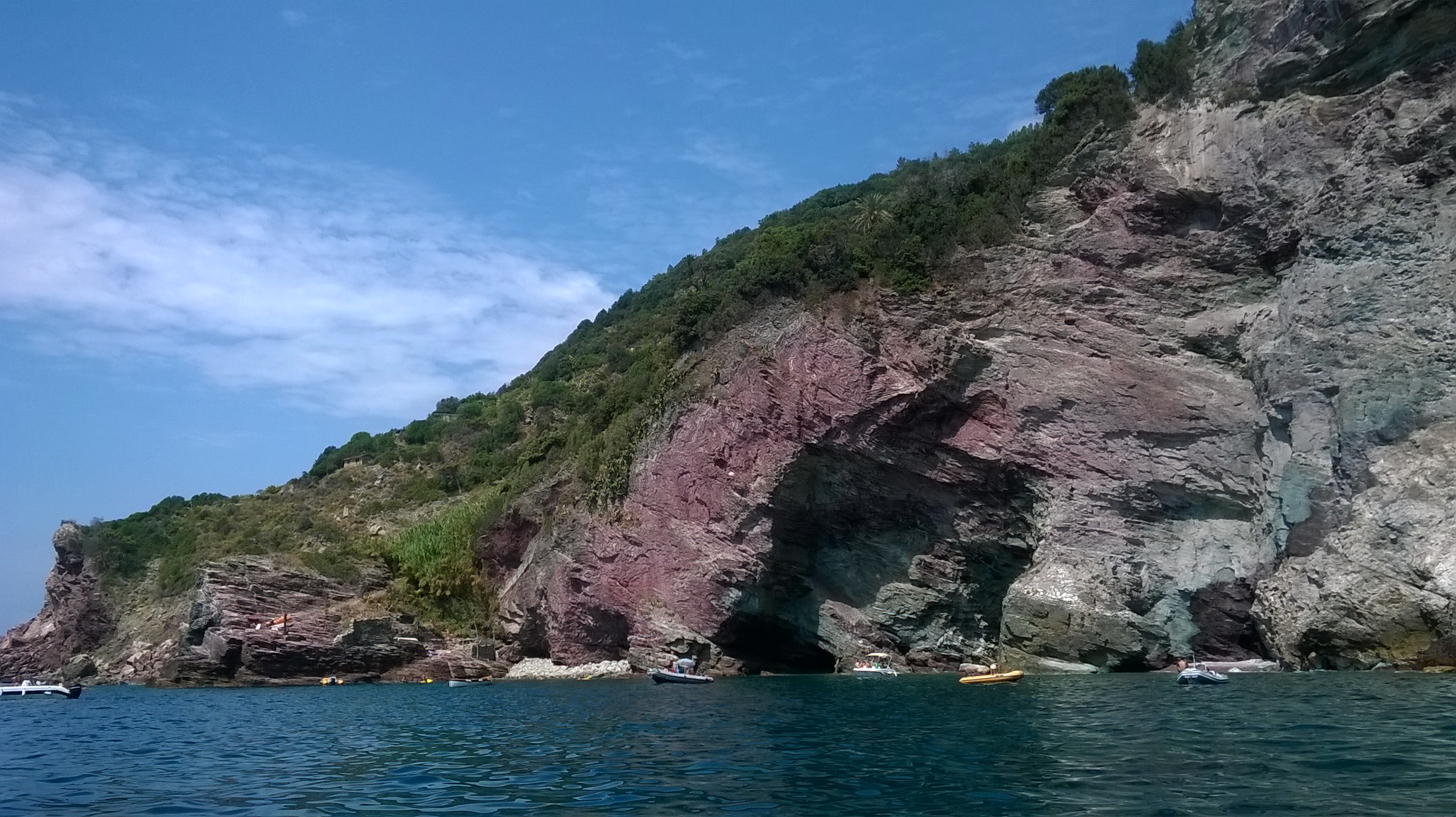 Questa parte di costa si trova dopo Portovenere in direzione Riomaggiore. Qui l'acqua cristallina permette di godersi anche i fondali se vi piace fare snorkeling. Il nome della località è dovuto all'evidente colorazione delle rocce